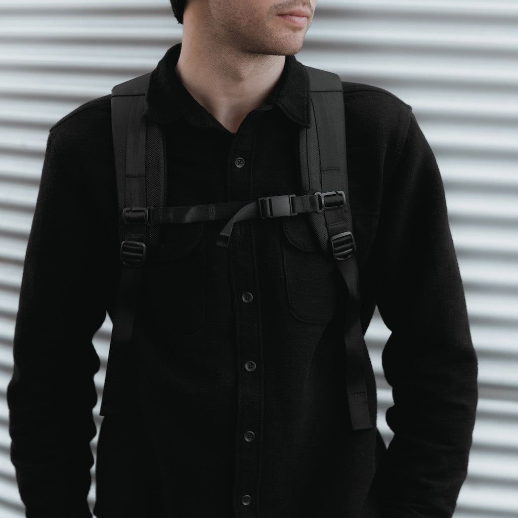 "MODERN DAYFARER Chest strap - The magnetic and adjustable chest strap can be attached to shoulder straps for extra stabilization"
