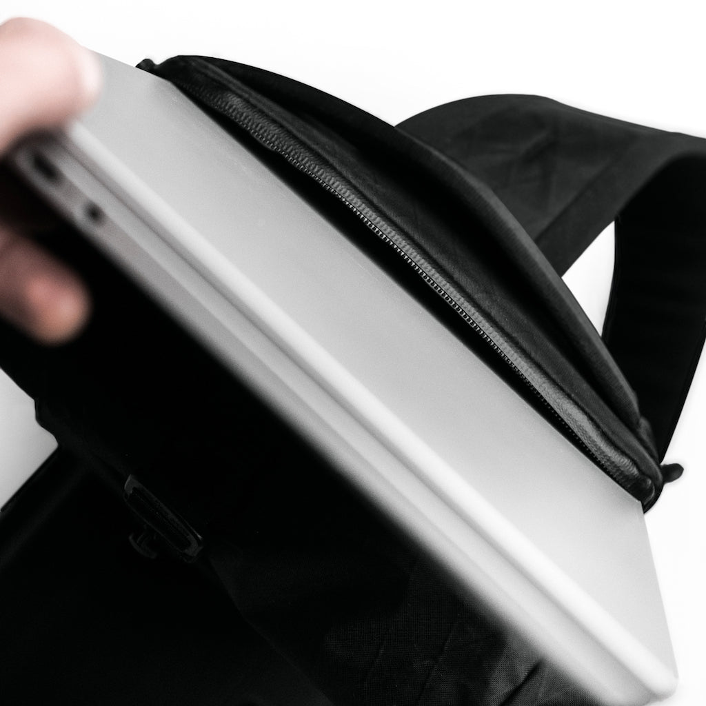 "MODERN DAYFARER ACTIVE Sling Pack - Separate padded laptop compartment for laptops up to 14 inches"