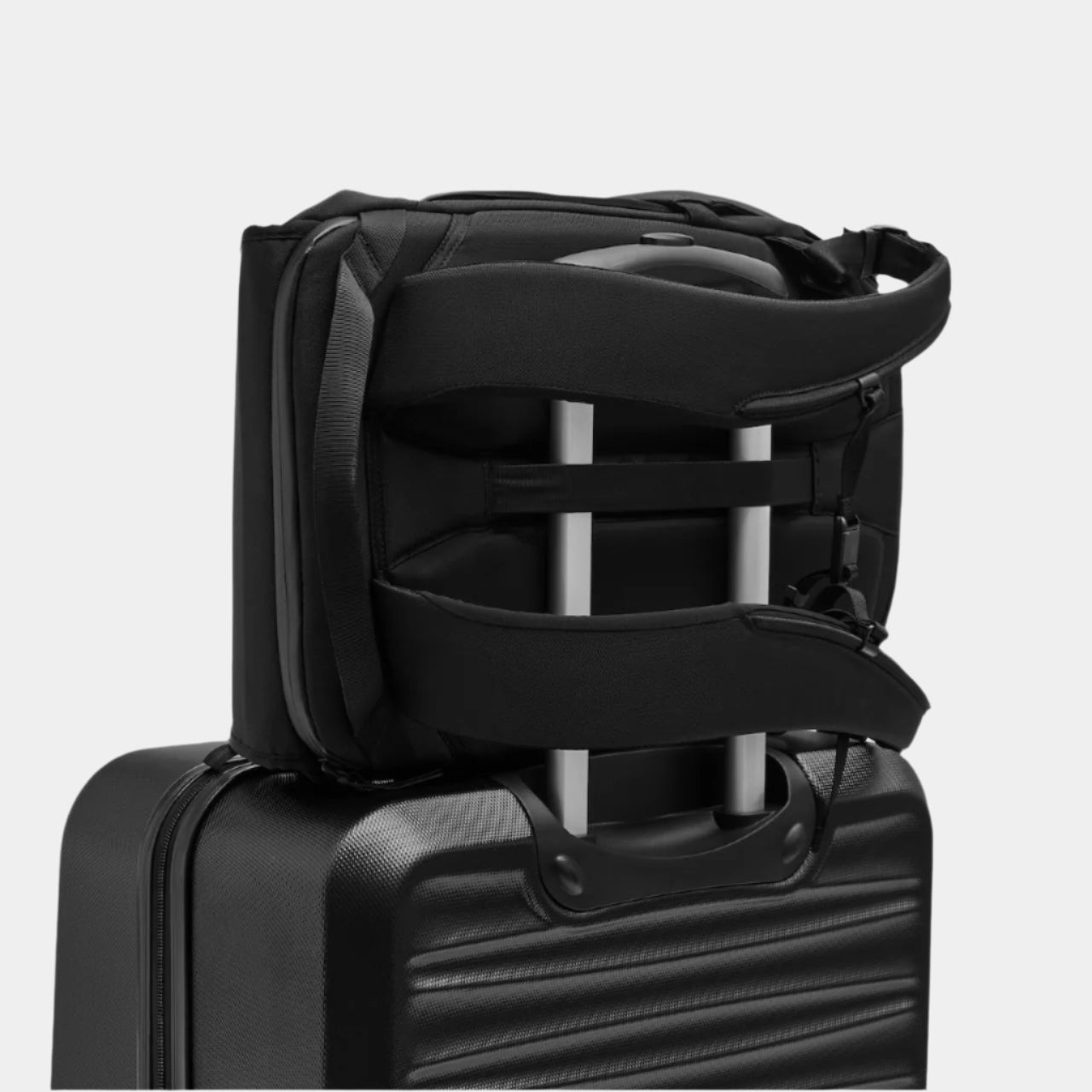 MODERN DAYFARER Backpack 18L in black with suitcase handle pass-through feature