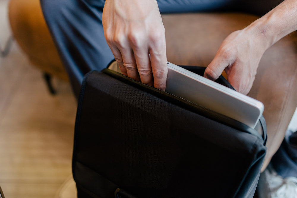 Dedicated DAYFARER 18L laptop compartment